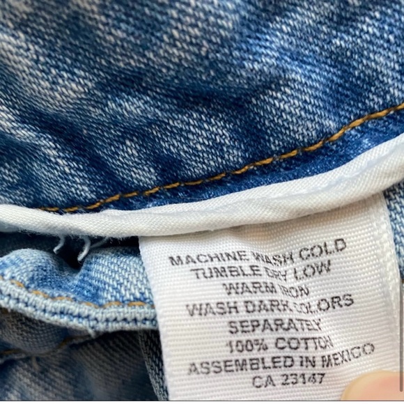 Vintage High rise light wash denim jeans. - Picture 8 of 17